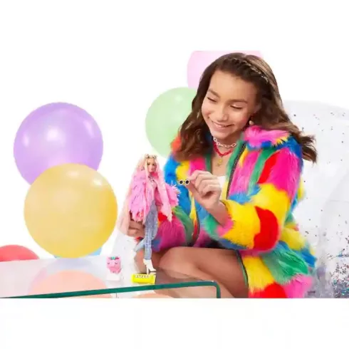 Mattel Barbie Extra extravagáns baba kismalaccal