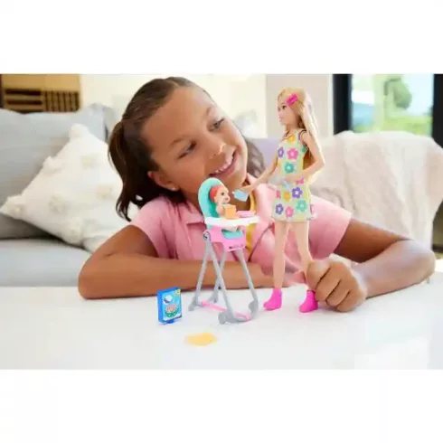 Mattel Barbie Skipper bébiszitter baba etetőszékkel és színváltós kisbabával