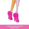 Mattel Barbie Deluxe Style baba rózsaszín ruhában lábprotézissel