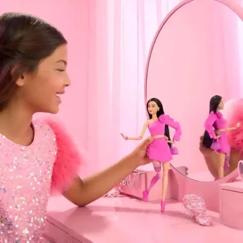 Mattel Barbie Deluxe Style baba rózsaszín ruhában lábprotézissel