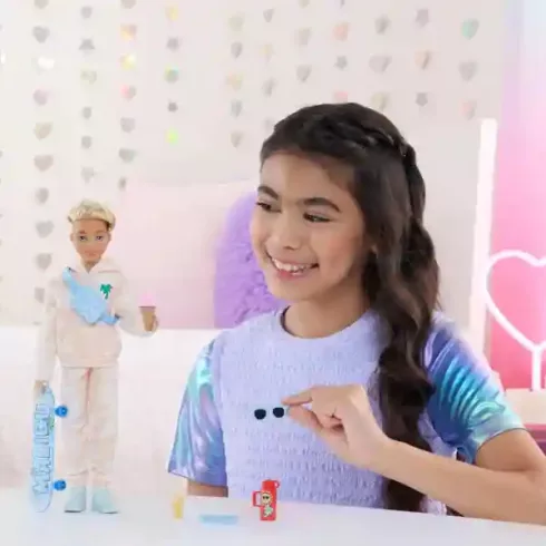 Mattel Barbie Dream Besties Ken hajlékony fiú divatbaba kiegészítőkkel