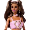 Mattel Barbie Deluxe Style baba rózsa mintás rózsaszín ruhában