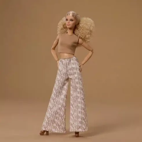 Mattel Barbie Basics Signature Model Collector divatbaba 07 arany mintás fehér nadrágban