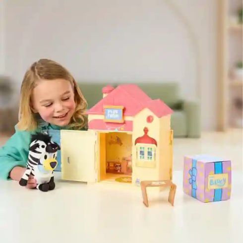 Bluey - Családi házikó meglepetés plüssfigurával