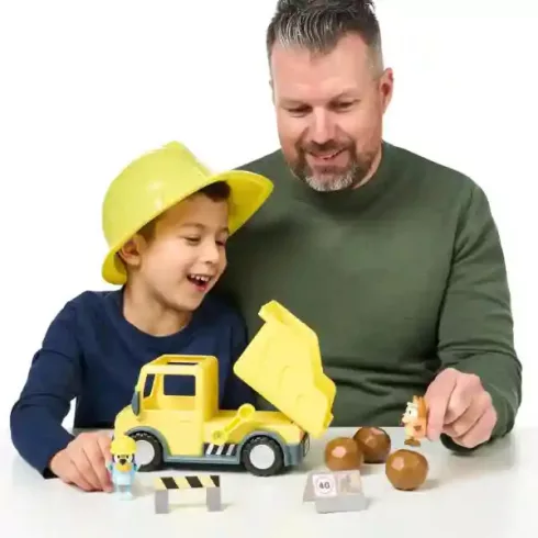 Bluey - Billenős teherautó Bluey és Bingo figurákkal