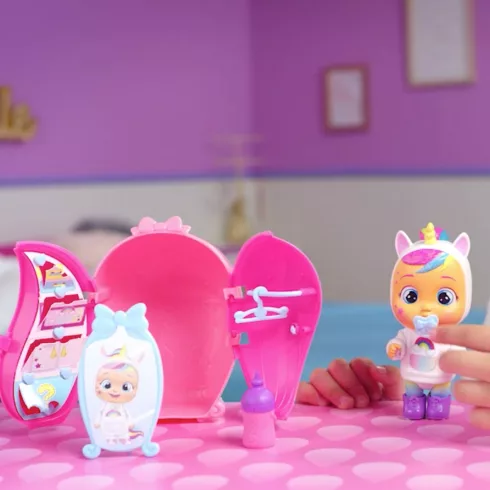 Cry Babies Storyland - Öltöztethető meglepetés játékbaba gardrób alakú házban kiegészítőkkel S2