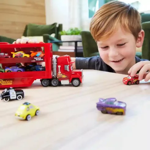Mattel Disney Verdák: Mack autószállító kamion kisautókkal