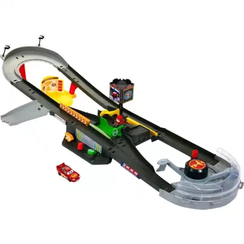 Mattel Disney Verdák: Szelep Kupa versenypálya Villám McQueen kisautóval