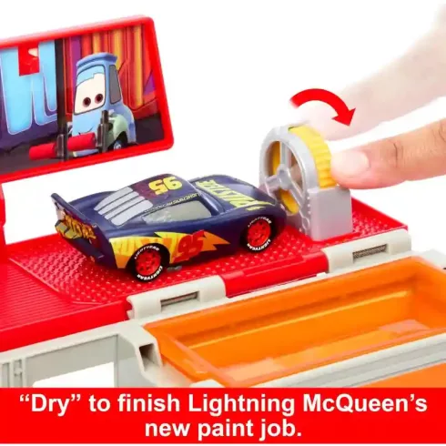 Mattel Disney Verdák: Átalakuló festőműhely színváltós Villám McQueen kisautóval és Mack kamionnal