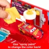 Mattel Disney Verdák: Átalakuló festőműhely színváltós Villám McQueen kisautóval és Mack kamionnal