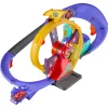 Mattel Disney Verdák: Ünnepi versenypálya világító Villám McQueen kisautóval