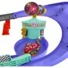 Mattel Disney Verdák: Ünnepi versenypálya világító Villám McQueen kisautóval