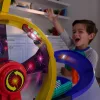 Mattel Disney Verdák: Ünnepi versenypálya világító Villám McQueen kisautóval