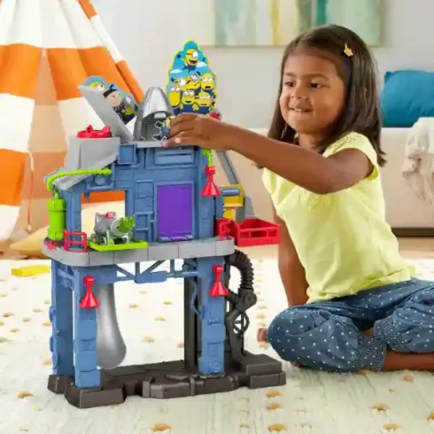 Mattel Fisher-Price Minyonok - Gru titkos rejtekhelye Otto minyon figurával és rakétával, Gru színre lép