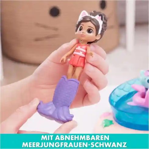 Gabi babaháza: Medencés parti Gabi és Szirénke figurákkal, Gabby's Dollhouse