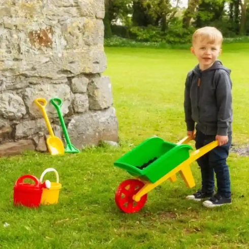 Játék talicska kerti szerszámokkal