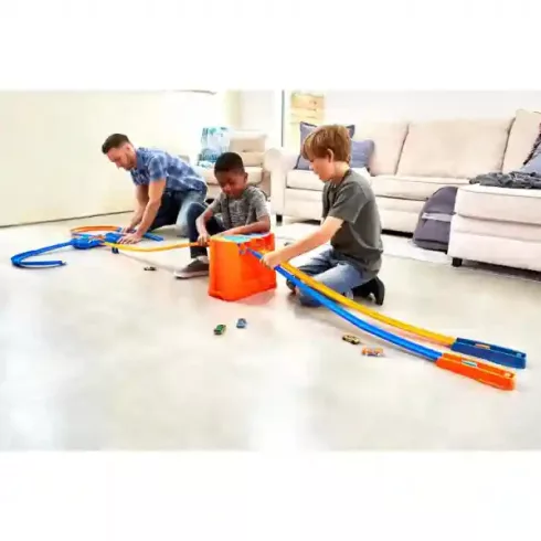 Mattel Hot Wheels óriás átalakítható versenypálya dobozban két kisautóval, 4,5m hosszú pálya