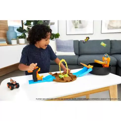 Mattel Hot Wheels Monster Trucks kaszkadőr kerék játékszett 2db autóval