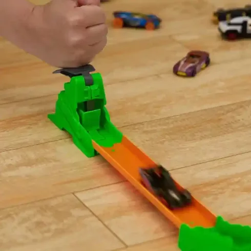 Mattel Hot Wheels 2 az 1-ben átalakítható ugratós versenypálya dobozban