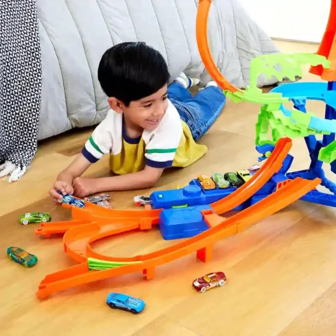 Mattel Hot Wheels ütközés a levegőben motorizált pályaszett kisautóval