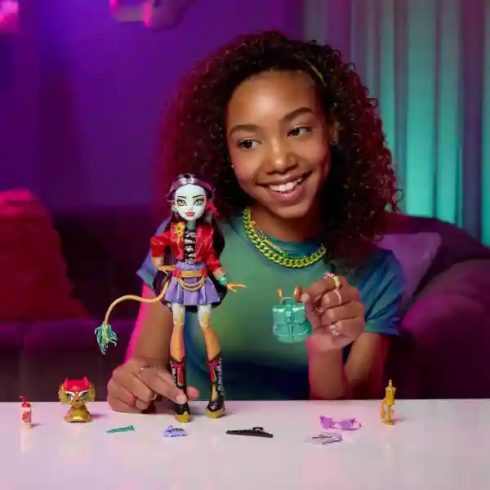 Mattel Monster High Jinafire Long baba sárkánylány kutya kisállattal