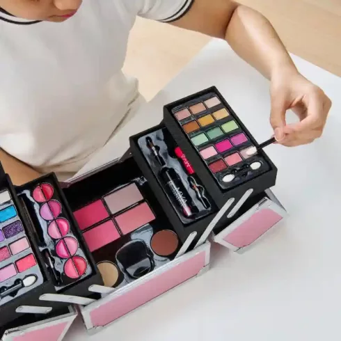 MYA Cosmetics sminkkészlet hordozható kofferben