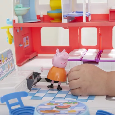 Hasbro Peppa Pig - Peppa malac interaktív lakókocsija figurákkal