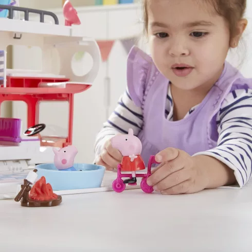 Hasbro Peppa Pig - Peppa malac interaktív lakókocsija figurákkal