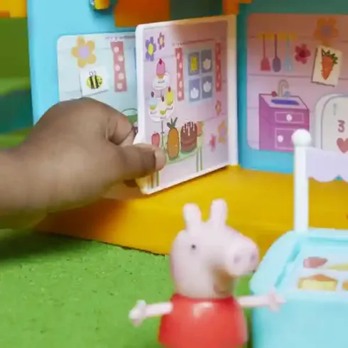 Hasbro Peppa Pig - Peppa malac interaktív klubháza figurákkal