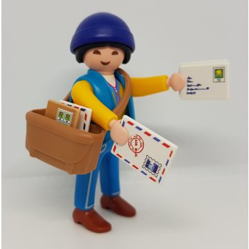   Playmobil 70370 Postás zsákbamacska figura 18. sorozat (lányoknak)