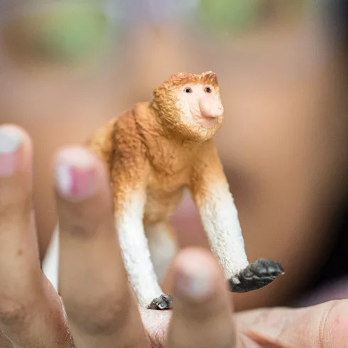 Schleich 14846 Borneói nagyorrú majom