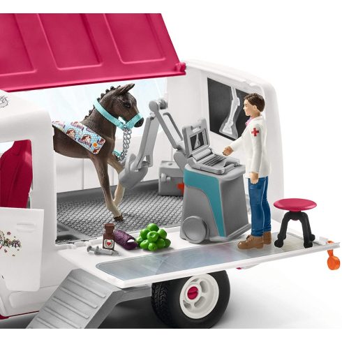 Schleich 42370 Mobil állatkórház hannoveri csikóval