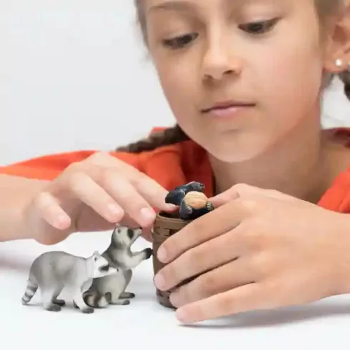 Schleich 42596 Mosómedvék és borz játéka a dióval