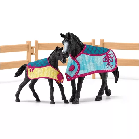 Schleich 42611 Istálló Appaloosa kancával és csikóval