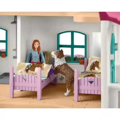 Schleich 42706 Hannah családi háza lovardával és lovakkal