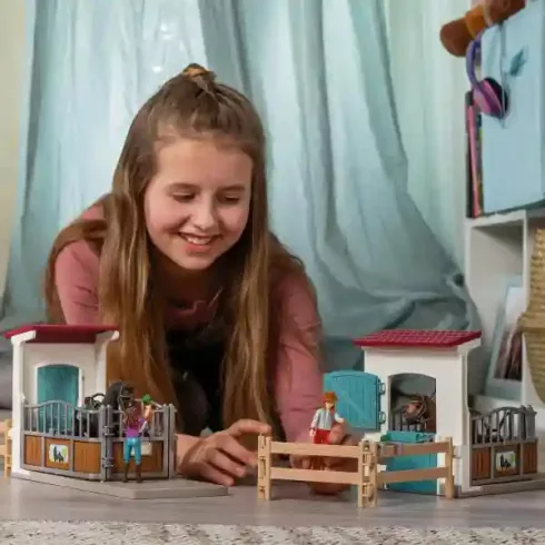 Schleich 42709 Lisa és Storm hannoveri lova istállóval