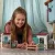 Schleich 42709 Lisa és Storm hannoveri lova istállóval