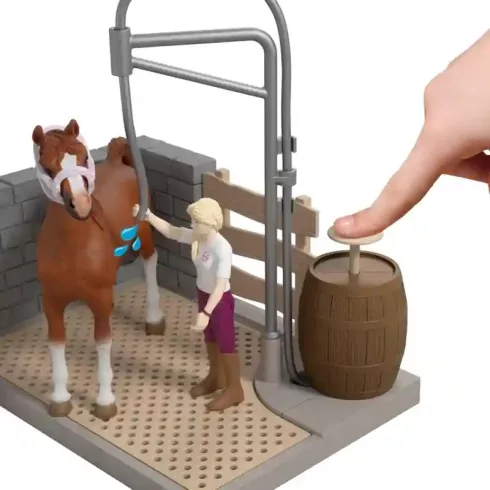 Schleich 42792 Sofia és Amerikai Saddlebred lova a lómosó helyen