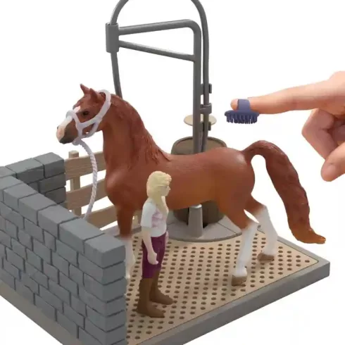 Schleich 42792 Sofia és Amerikai Saddlebred lova a lómosó helyen
