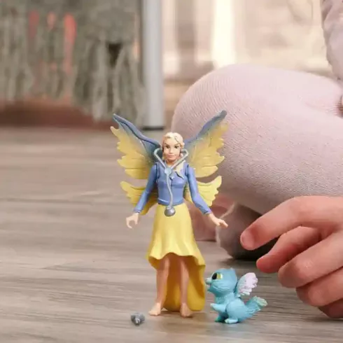 Schleich 81468 Tündér állatgondozó szárnyas kiscicával