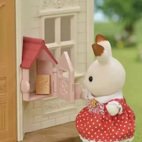 Epoch - Sylvanian Families 5567 Piros tetős babaház bútorokkal és csokoládényuszi figurával