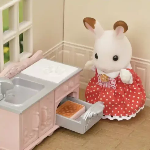 Epoch - Sylvanian Families 5567 Piros tetős babaház bútorokkal és csokoládényuszi figurával