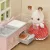 Epoch - Sylvanian Families 5567 Piros tetős babaház bútorokkal és csokoládényuszi figurával