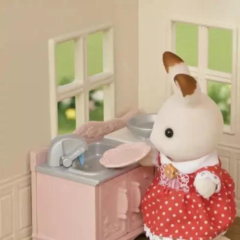 Epoch - Sylvanian Families 5567 Piros tetős babaház bútorokkal és csokoládényuszi figurával