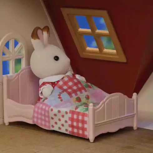 Epoch - Sylvanian Families 5567 Piros tetős babaház bútorokkal és csokoládényuszi figurával