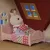 Epoch - Sylvanian Families 5567 Piros tetős babaház bútorokkal és csokoládényuszi figurával